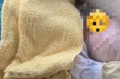 Trẻ sơ sinh khoảng 10 ngày tuổi bị bỏ trước cổng chùa cùng lời nhắn xót xa