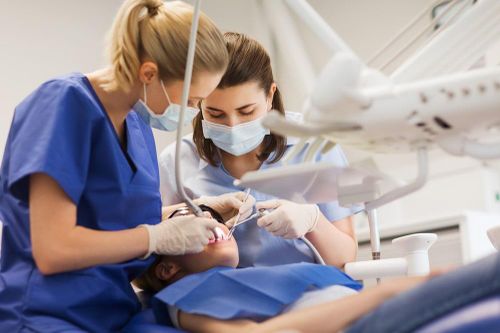 Bọc răng sứ có làm răng thật yếu đi?