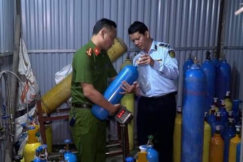 Hà Nội: Đột nhập kho sang chiết, thu giữ hơn 100 bình 'khí cười'