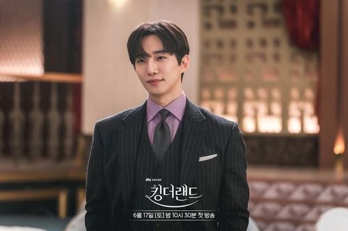 Lee Jun Ho hé lộ hậu trường 'King The Land', dẫn fan thăm thú nước Anh xinh đẹp