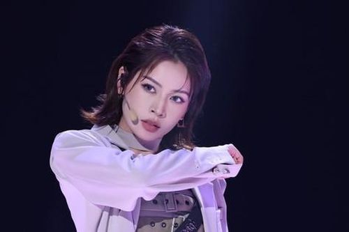 Stylist Hoàng Ku hé lộ sự thực phía sau đồ diễn của Chi Pu khiến ai cũng bất ngờ