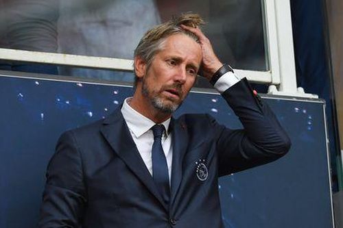 Thủ môn huyền thoại Van der Sar bị xuất huyết não
