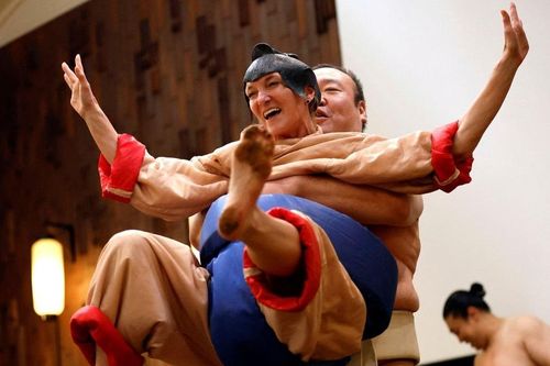 Sumo biểu diễn chọc cười du khách ở Nhật Bản