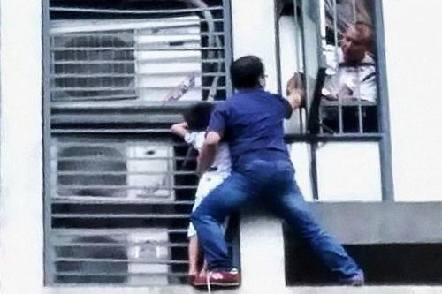 Người đàn ông Trung Quốc cứu bé trai suýt rớt khỏi tầng 14