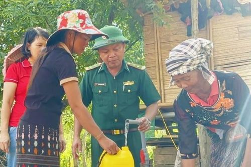 Quảng Bình: Tặng giếng nước, điện đường cho xã biên giới Thượng Trạch