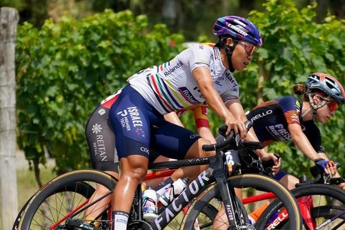 Nguyễn Thị Thật gặp tai nạn rời cuộc đua danh giá Giro d'Italia Internazionale Femminile 2023