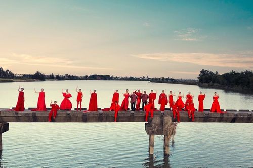 Thiết kế bay bổng quyện cùng sắc đỏ phương Đông trên cầu Máng, Quảng Nam