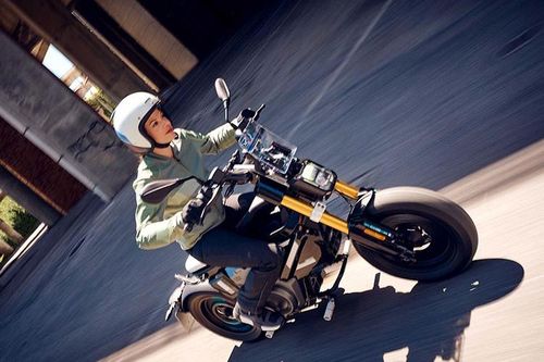 'Soi' xe máy điện BMW Motorrad CE 02 bán hơn 117 triệu đồng