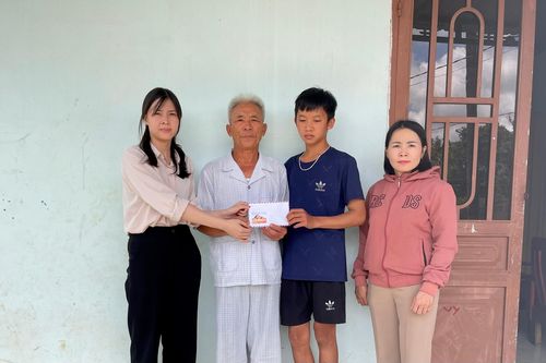 Báo GD&TĐ trao tiền bạn đọc ủng hộ 3 cháu bé mồ côi ở Gia Lai