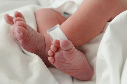 Trẻ sơ sinh có 'ba cha mẹ'