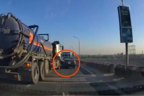 Chuyển làn thiếu quan sát, xe bồn tông ô tô con xoay ngang trên cầu Thăng Long