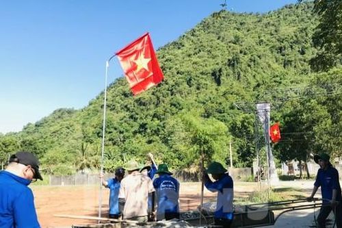 Thanh niên tình nguyện làm đường cờ, sửa chữa điện cho bà con bản làng