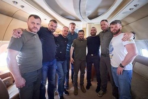 Tổng thống Zelensky đưa các chỉ huy tiểu đoàn Azov về nước, Nga tức giận