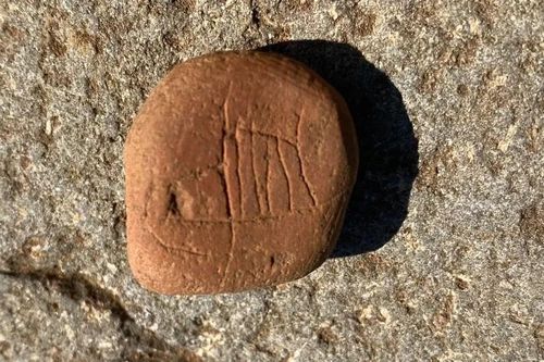 Tìm thấy bức vẽ graffiti lâu đời nhất ở Iceland, 1.200 năm tuổi