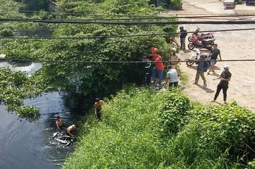 Phát hiện xe máy bí ẩn nằm dưới kênh nước đen ở TPHCM