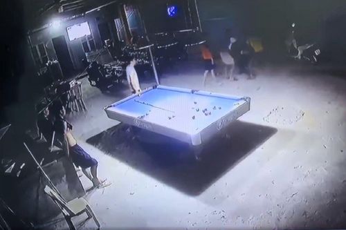 Đánh chém nhau vì tranh giành chơi bi-a