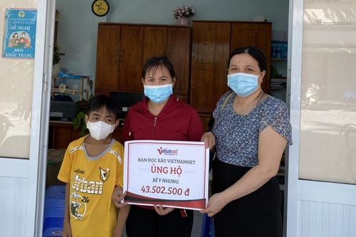 Trao hơn 43 triệu đồng cho bé Y Nhưng bị suy thận mãn giai đoạn cuối