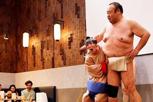 Đô vật sumo về hưu 'mua vui' cho du khách nước ngoài