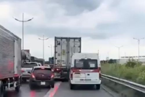 Xe cứu thương gặp khó trên cao tốc vì hàng loạt ô tô đi vào làn khẩn cấp