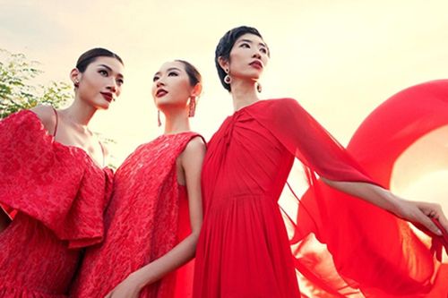 20 người mẫu trình diễn thời trang trên cầu Máng