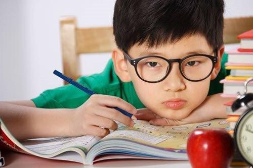 Không phải điện thoại, đây mới là nguyên nhân lớn nhất gây cận thị ở trẻ
