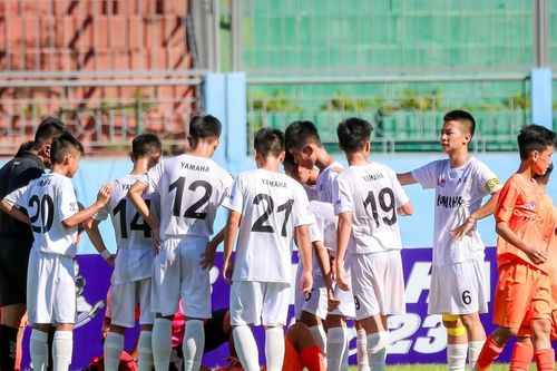 Cầu thủ trẻ SLNA có hành động đẹp dành cho cầu thủ đội bạn