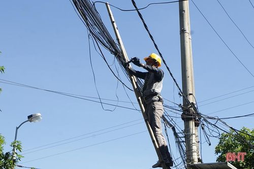 Phường trung tâm TP Hà Tĩnh tiên phong dọn 'rác trên không'