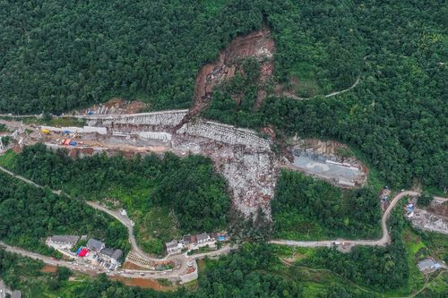 Trung Quốc: Sạt lở kinh hoàng tại tuyến đường đang xây dựng
