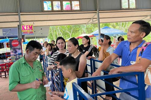 Người dân Hà Nội đi 'trốn nóng' ở nơi có suối, thác nước