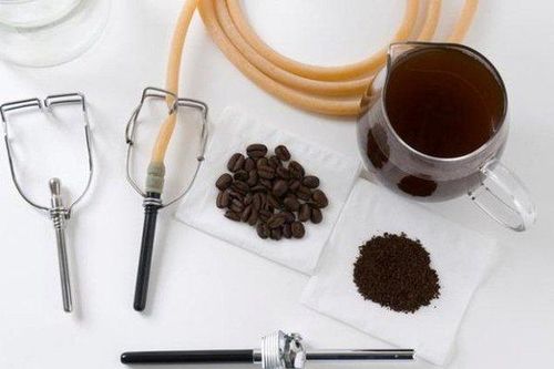 Thụt cà phê thải độc, bác sĩ cảnh báo nguy hiểm khi học theo