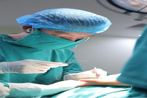 Bị bỏng nước canh, người đàn ông tự ý đắp thuốc không rõ nguồn gốc