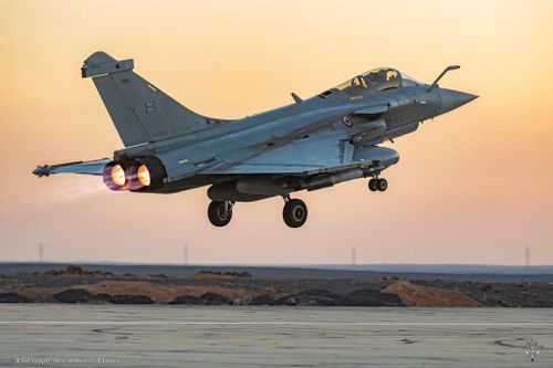 Tiêm kích Su-35 Nga đánh chặn các máy bay chiến đấu Rafale Pháp trên vùng biên giới Syria - Iraq