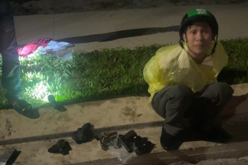 2 đối tượng mang 4 khẩu súng đi bán thì gặp công an