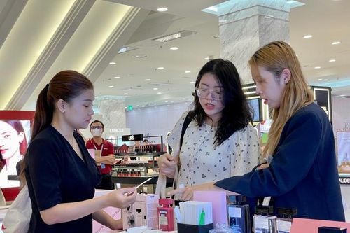 Đẩy mạnh mua sắm không tiền mặt: Hàng hiệu vào cuộc khuyến mại