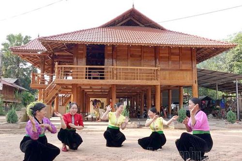 Phát huy vai trò già làng, trưởng dòng họ, người có uy tín tiêu biểu