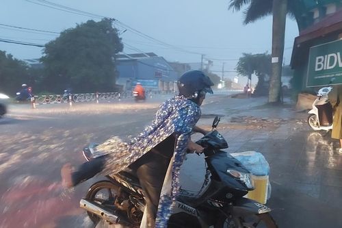 Mưa lớn, nhiều tuyến đường ở Pleiku ngập nặng