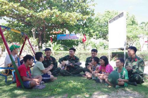 Tuổi trẻ Trường Sĩ quan Thông tin tổ chức 'Ngày Chủ nhật xanh' tại Làng trẻ em SOS Nha Trang