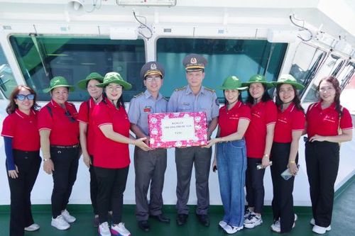 Chi đội Kiểm ngư số 4: Tuyên truyền về biển, đảo cho hơn 60 cán bộ, đảng viên phường Phước Tân