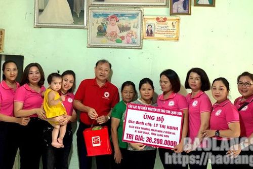 Hỗ trợ trên 38 triệu đồng cho cô giáo mắc bệnh ung thư tại huyện Văn Quan