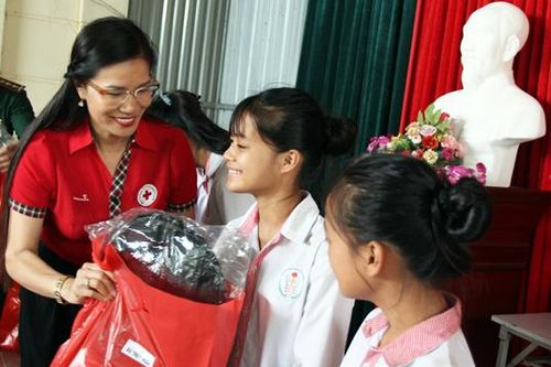 Tặng 150 suất quà cho học sinh, người có hoàn cảnh khó khăn tại huyện Cao Lộc
