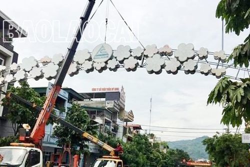 Thành phố Lào Cai: Tháo dỡ dàn đèn trang trí trên đường Quy Hóa để đảm bảo an toàn cho người dân