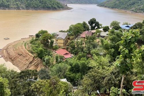 Về bản văn hóa Sập Việt