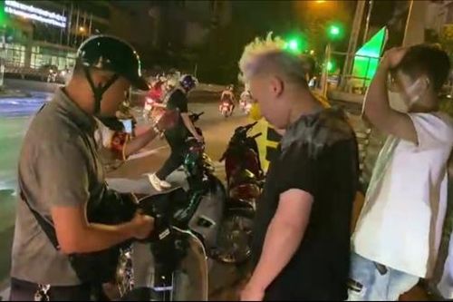 'Yêng hùng' lên phố chơi, bốc đầu trước mặt Cảnh sát 141 hóa trang