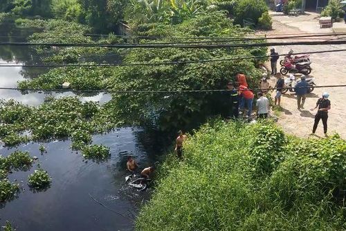 Phát hiện chiếc xe máy dưới kênh, nghi có người gặp nạn nên cảnh sát lặn tìm