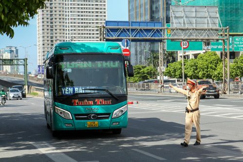 Chạy xe khách 'rùa bò' bị CSGT xử phạt, tài xế than do ế khách