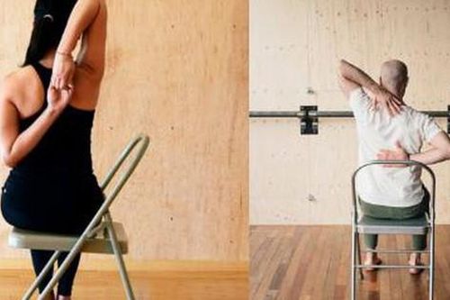 6 tư thế yoga tại bàn làm việc giúp xả stress