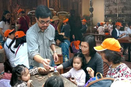 Về Đường Lâm trải nghiệm làm tranh sơn mài