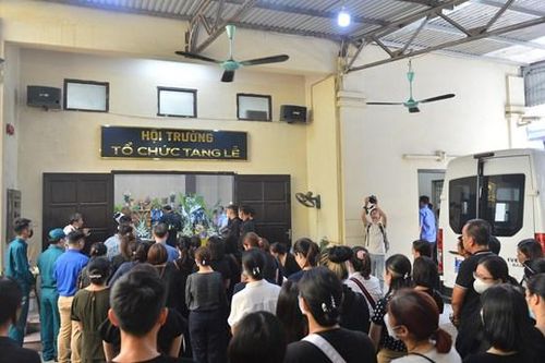 Người dân không cầm được nước mắt tiễn đưa 3 chị em tử vong trong vụ cháy ở Hà Nội