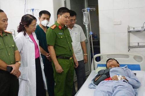 Ban Giám đốc Công an Hà Nội thăm hỏi chiến sỹ bị thương trong vụ chữa cháy