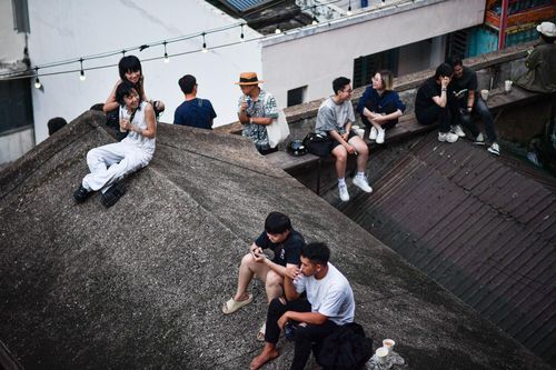 Giới trẻ TP.HCM ngồi cà phê trên mái nhà